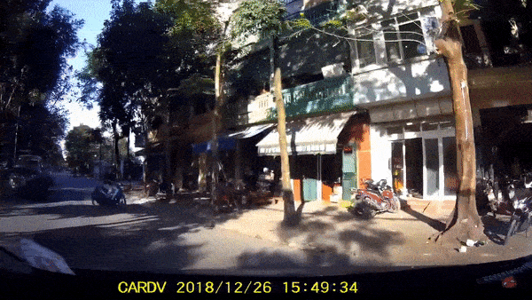 Phong nhanh thang gap, thanh nien let banh roi te giua nga ba hinh anh