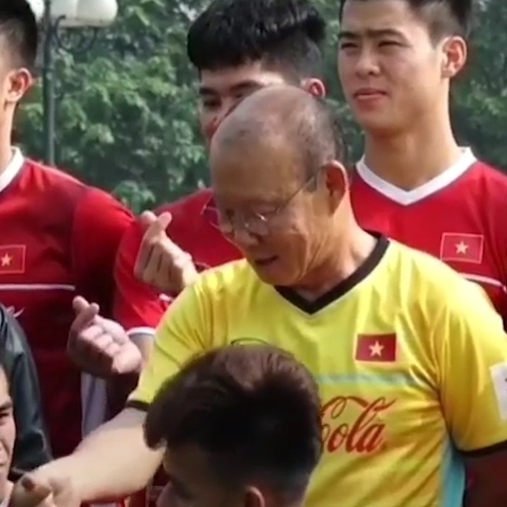Khoanh khac HLV Park Hang-seo ra hieu cau thu 'ban tim' khi chup hinh hinh anh