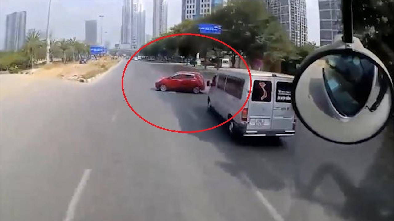 Oto dot ngot quay dau giua duong khien xe tai lao len con luon tranh hinh anh