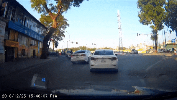 Oto lach lan tong nguoi phu nu quay dau xe nga lan quay hinh anh