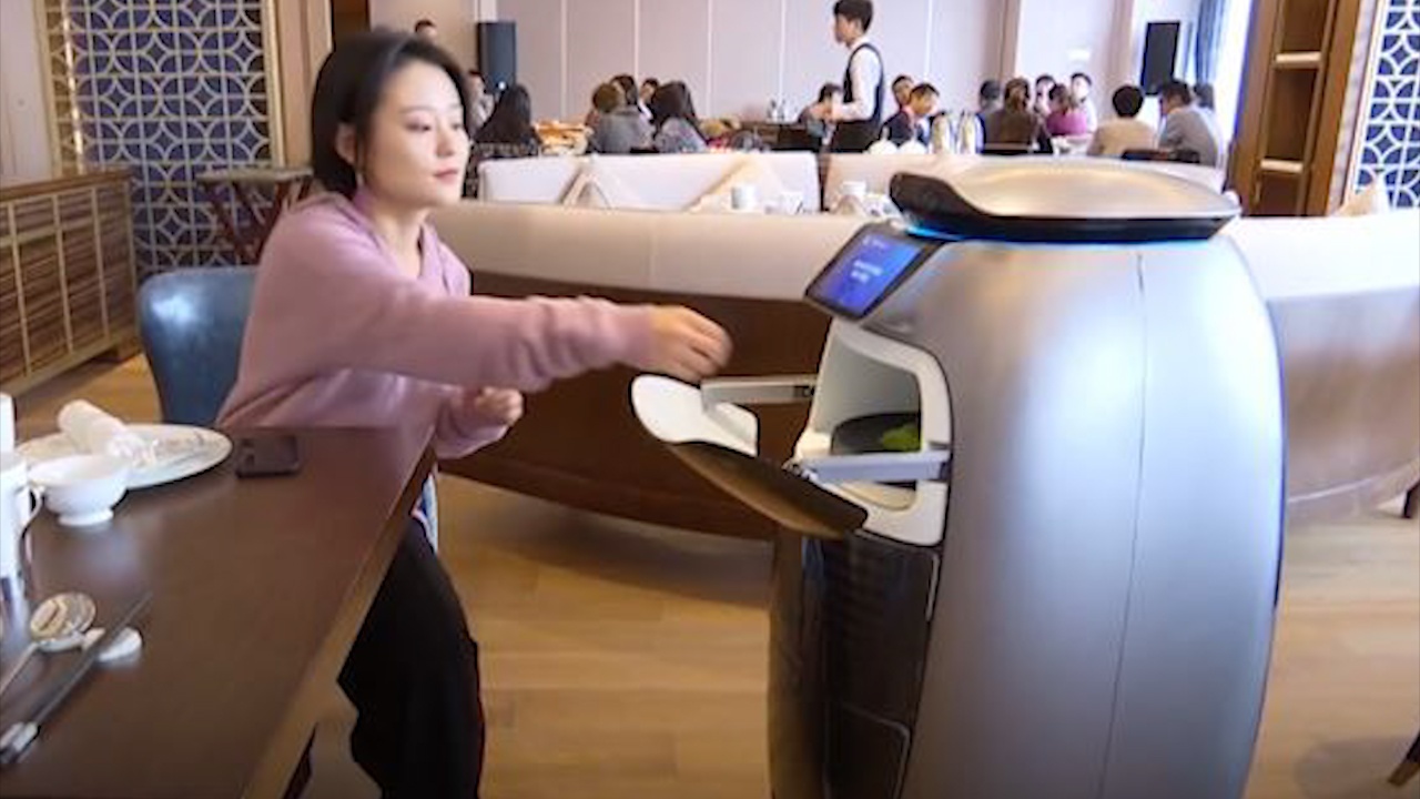 Khach san cua Alibaba su dung robot AI lam nhan vien thay con nguoi hinh anh