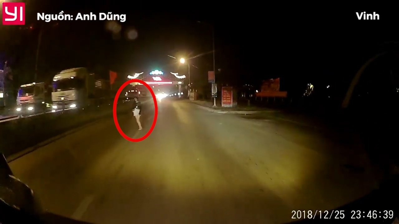 Co gai than nhien di bo trong lan xe tai giua troi toi hinh anh