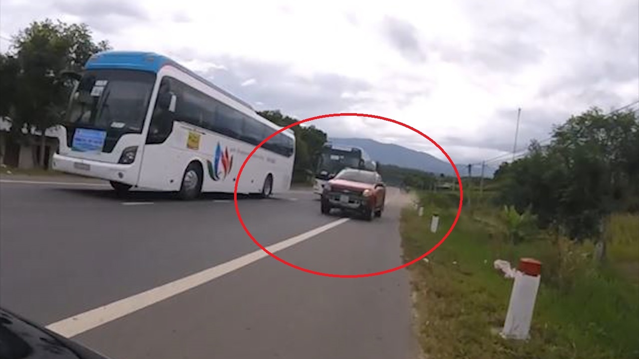 Oto ban tai lan lan, vuot au suyt gay tai nan cho biker hinh anh