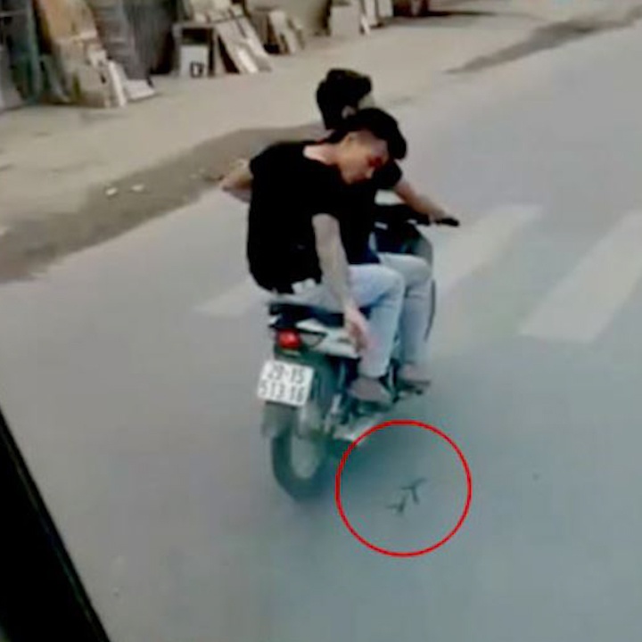 Truy tim 2 thu pham rai dinh tren duong o Ha Noi hinh anh