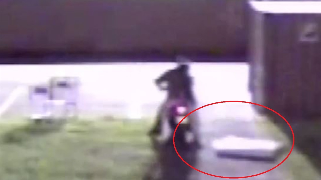 Ten trom long ngong danh roi tivi 43 inch tren duong tau thoat hinh anh