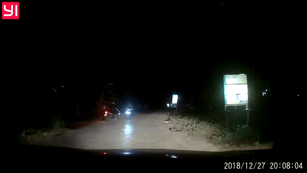 Lu lu bang ra tu trong bong toi, 2 xe may tong nhau suyt te hinh anh