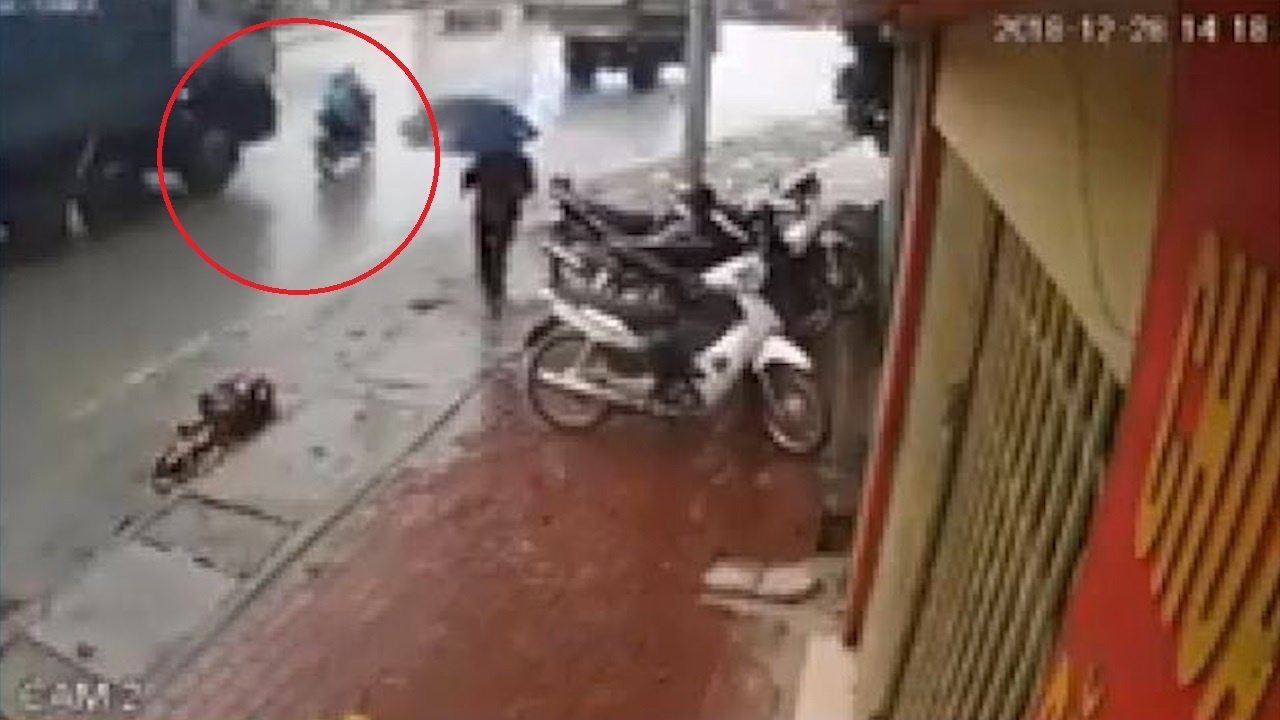 Xe may bi cuon vao gam xe tai o Yen Bai hinh anh