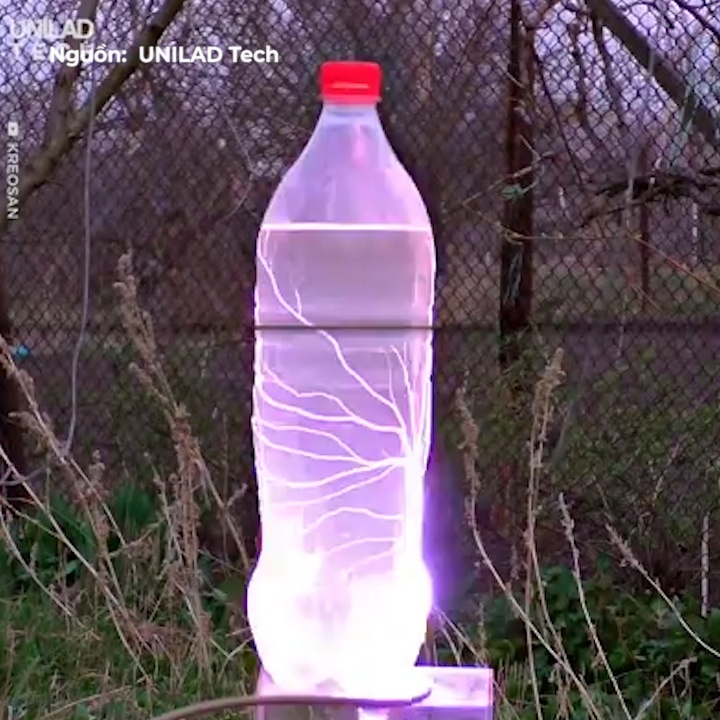 Chai nuoc ruc sang khi tiep xuc voi dong dien 1 trieu von hinh anh