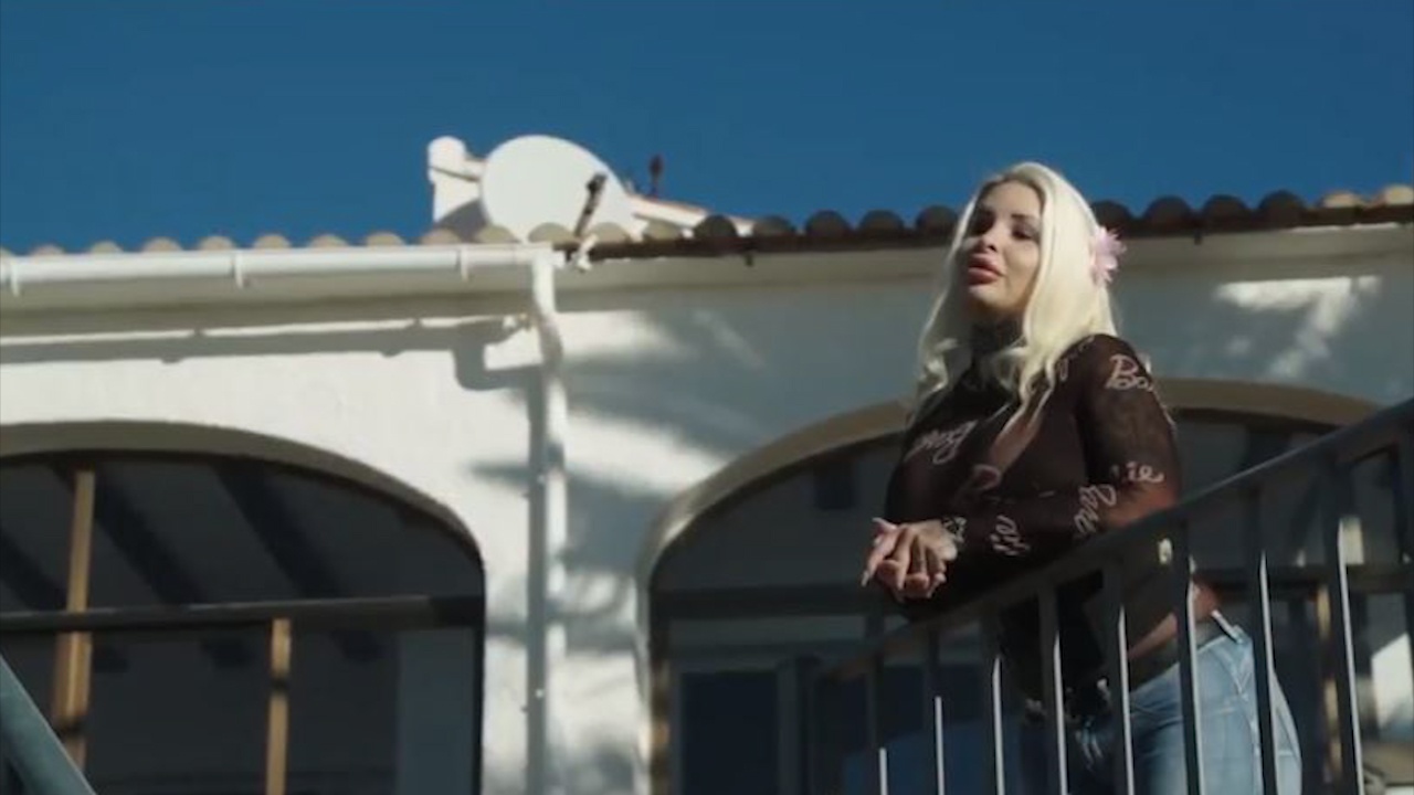 Co gai chi hon 1 ty dong bien minh thanh 'bup be Barbie ruc lua' hinh anh