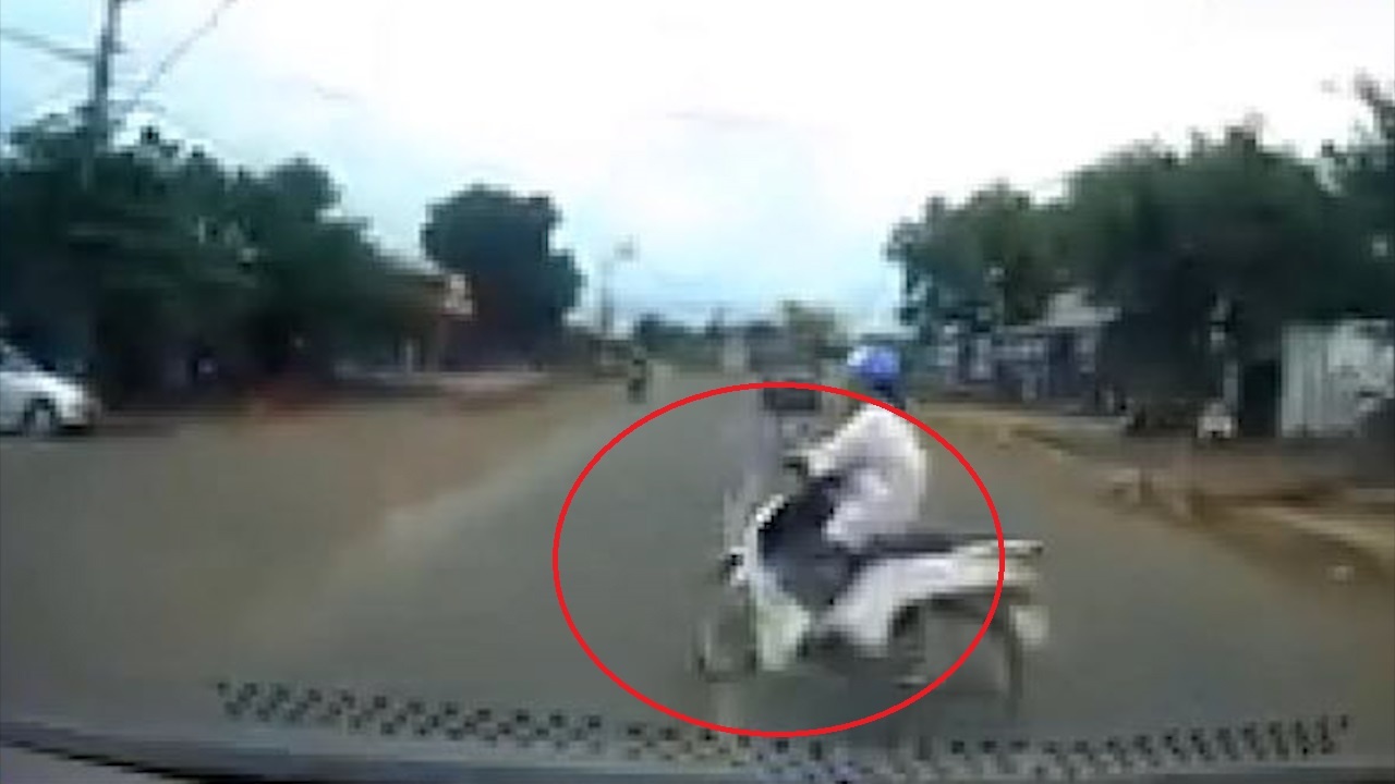 Vuot xe khach dau ben le, oto tong vao xe may dang sang duong hinh anh