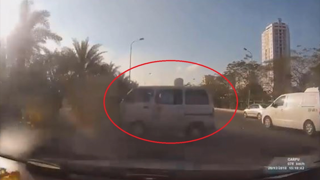 Oto chay toc do cao, va cham voi xe khach dang quay dau giua duong hinh anh