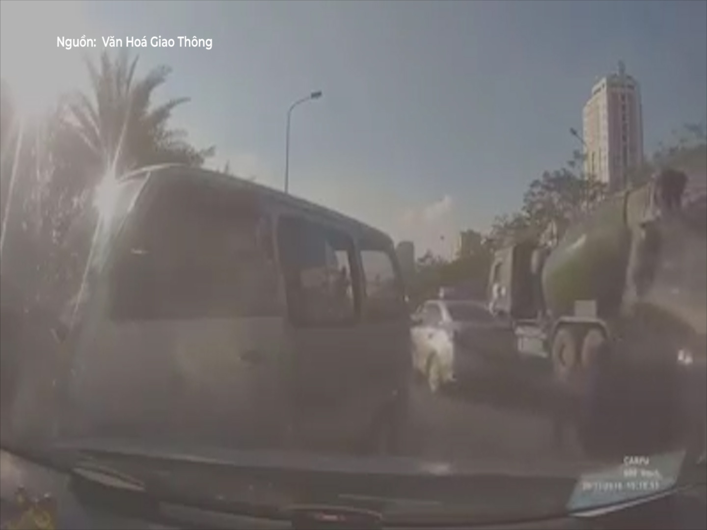 Quay dau xe dot ngot tren quoc lo, oto bi tong vang tren mat duong hinh anh