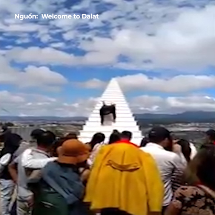 Canh xep hang chat cung de chup hinh tai Da Lat mua le hinh anh