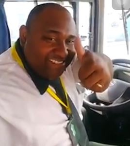 Tai xe 'dien sau' buong vo lang khi xe dang chay hinh anh