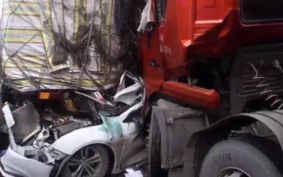 Giai cuu be trai 3 tuoi ket trong 5 chiec oto bep dum o Trung Quoc hinh anh