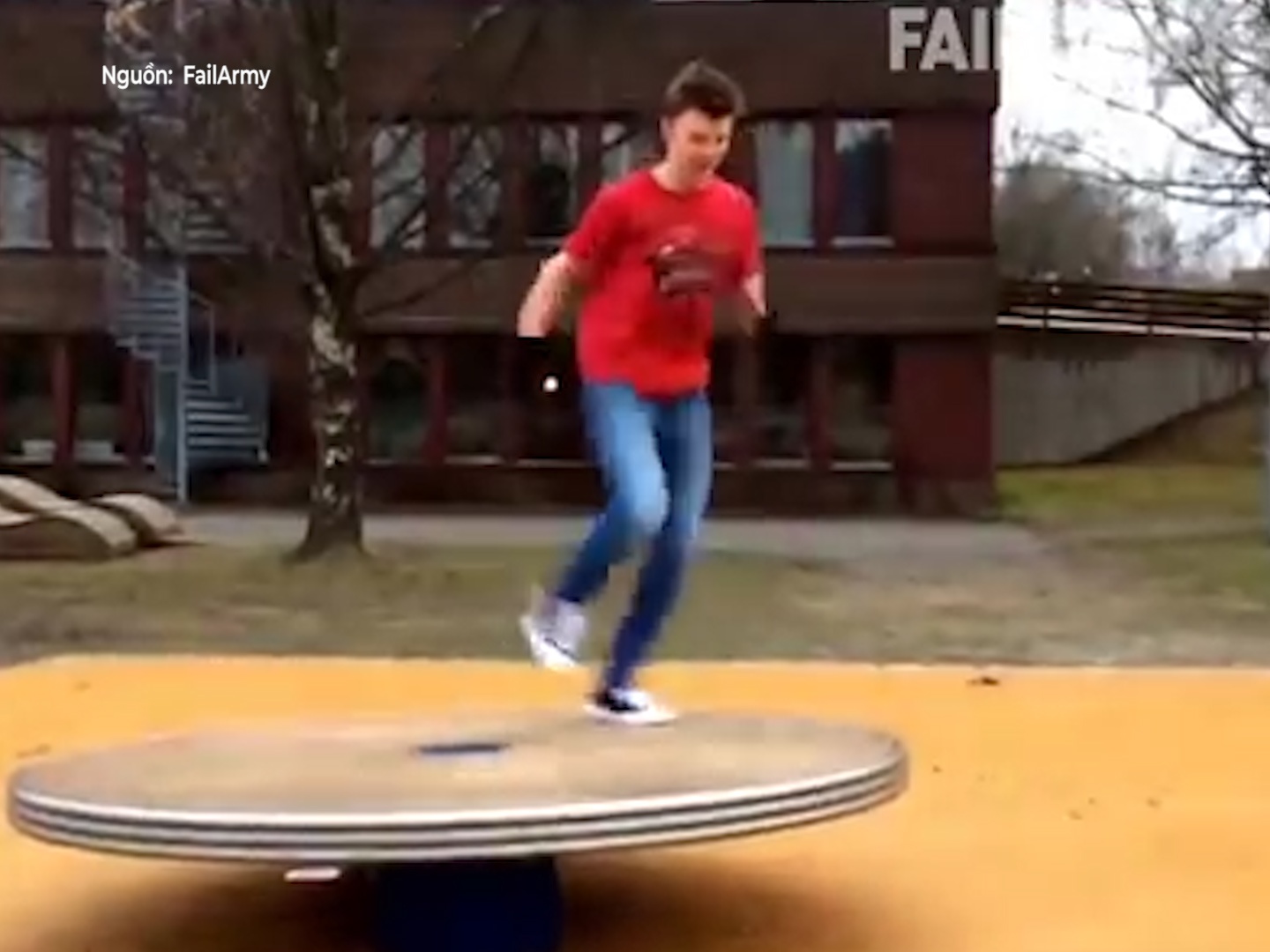 Nhung pha nga dau khi chinh phuc khu vui choi ngoai troi hinh anh