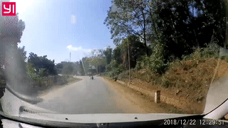 Om cua toc do cao, 'phuot thu' lao thang vao gam oto hinh anh