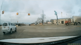 Hai oto bat ngo bi dam giua duong khong ro nguyen nhan o My hinh anh