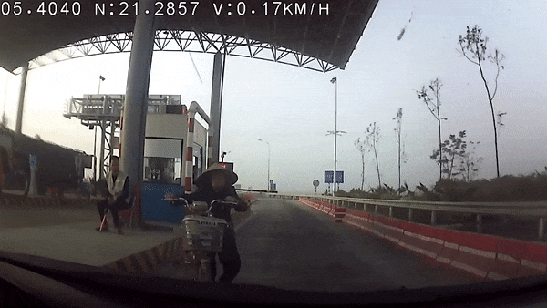 Nguoi phu nu mat lai tong xe dap dien thang vao dau oto hinh anh