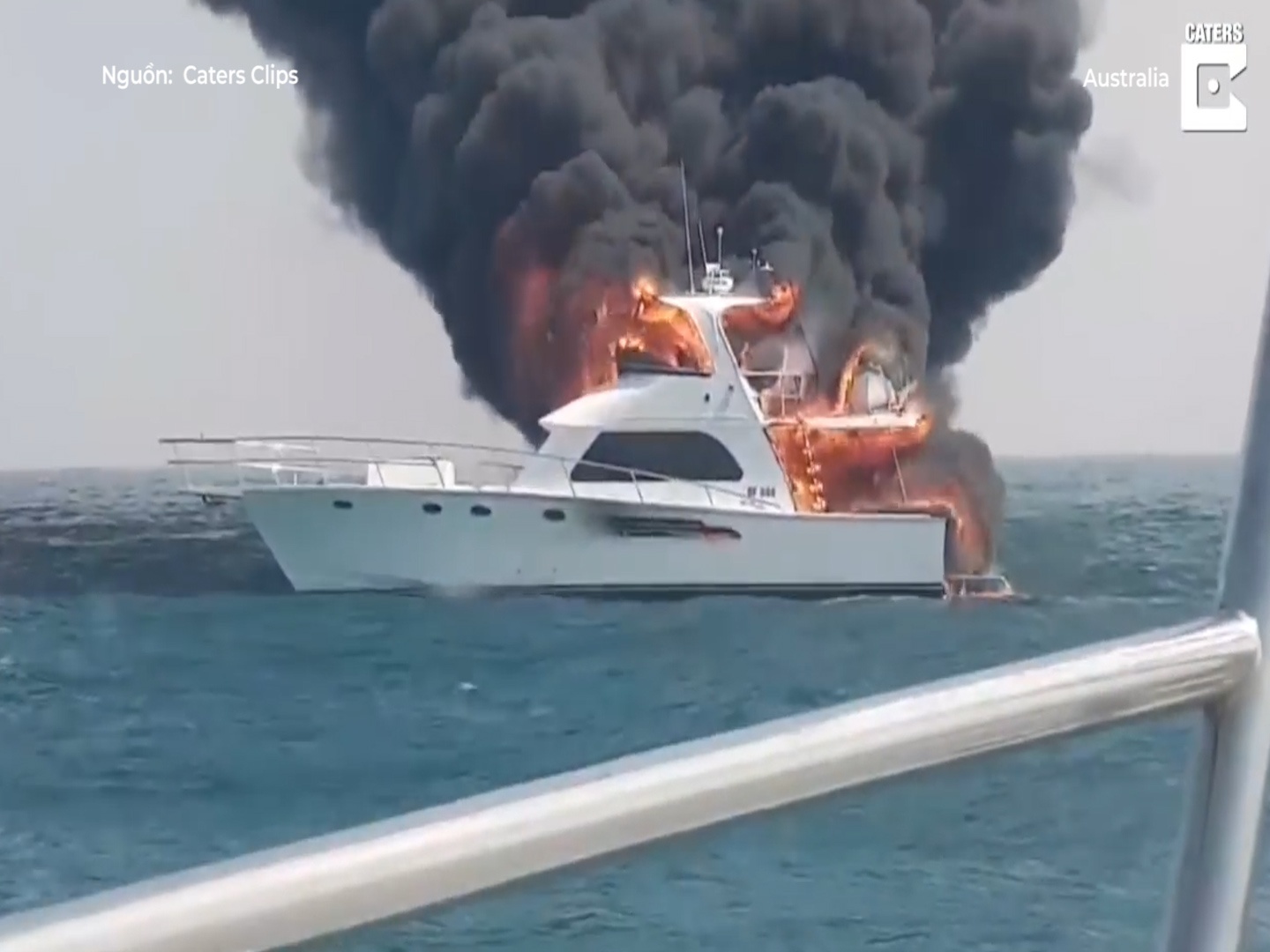 Du thuyen boc chay, 6 nguoi nhay vao vung bien co ca map de thoat than hinh anh