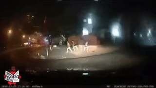 Tuong oto lao vao nguoi, 3 co gai hoang hot bo chay nga dui dui hinh anh