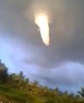 Qua cau lua boc chay du doi nhu tan the tren bau troi Indonesia hinh anh