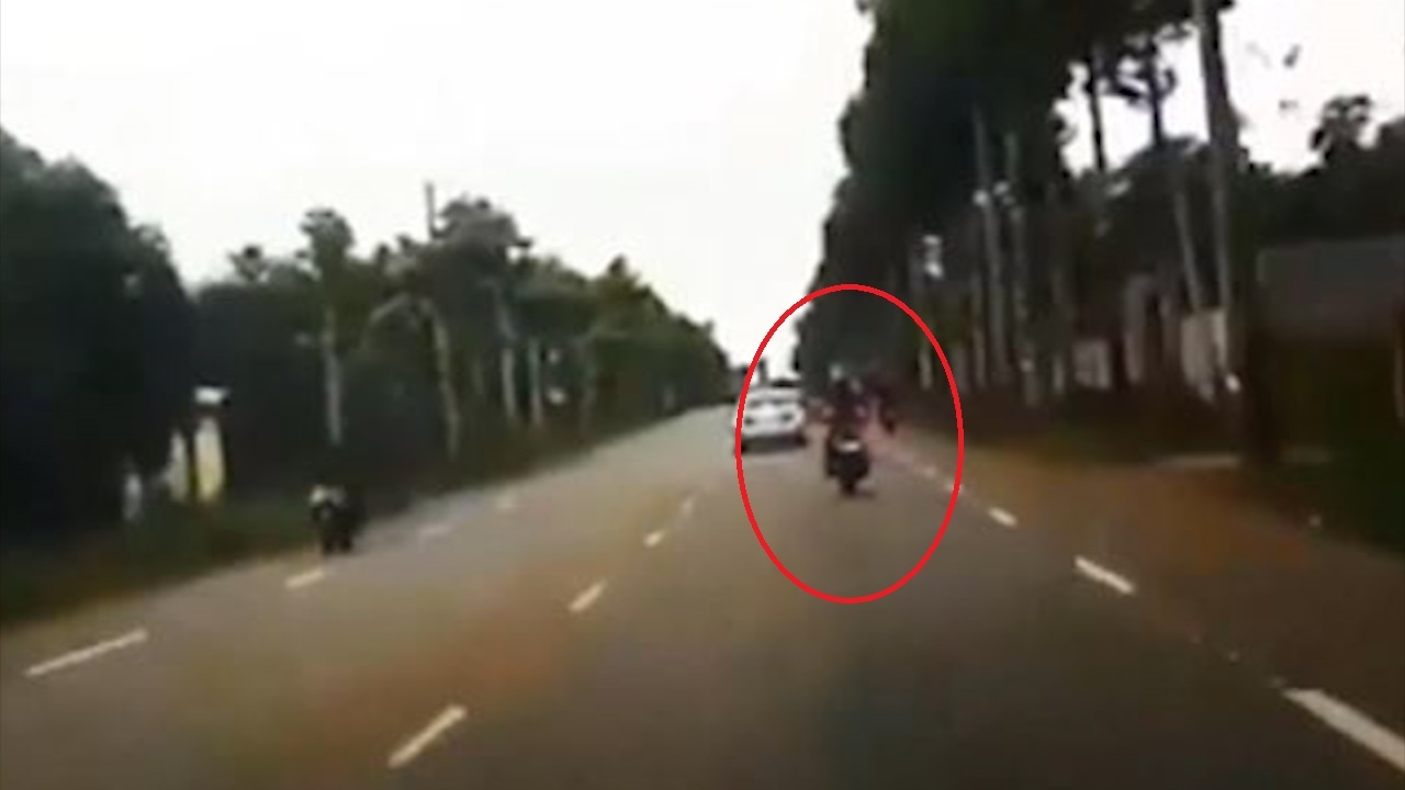 Vuot au thieu quan sat, biker bi oto tong trung hinh anh