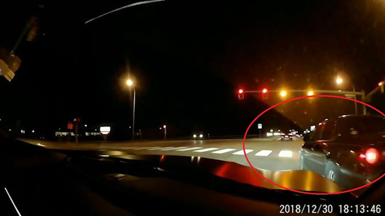 Tranh xe vuot au khi dung den do, oto lao sang lan duong nguoc chieu hinh anh