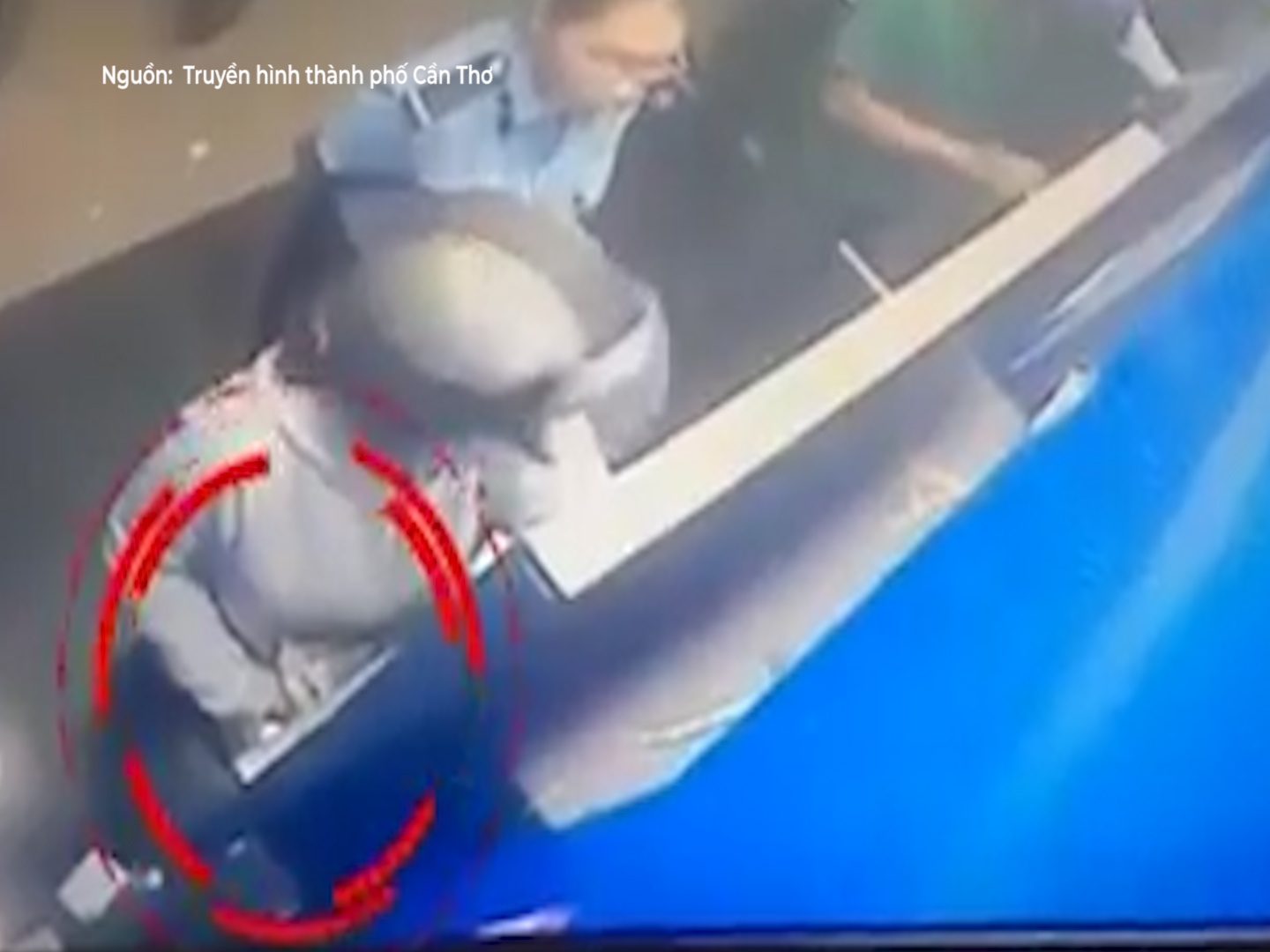 Loi dung loi ATM, nguoi phu nu chiem doat tien cua nguoi rut truoc hinh anh