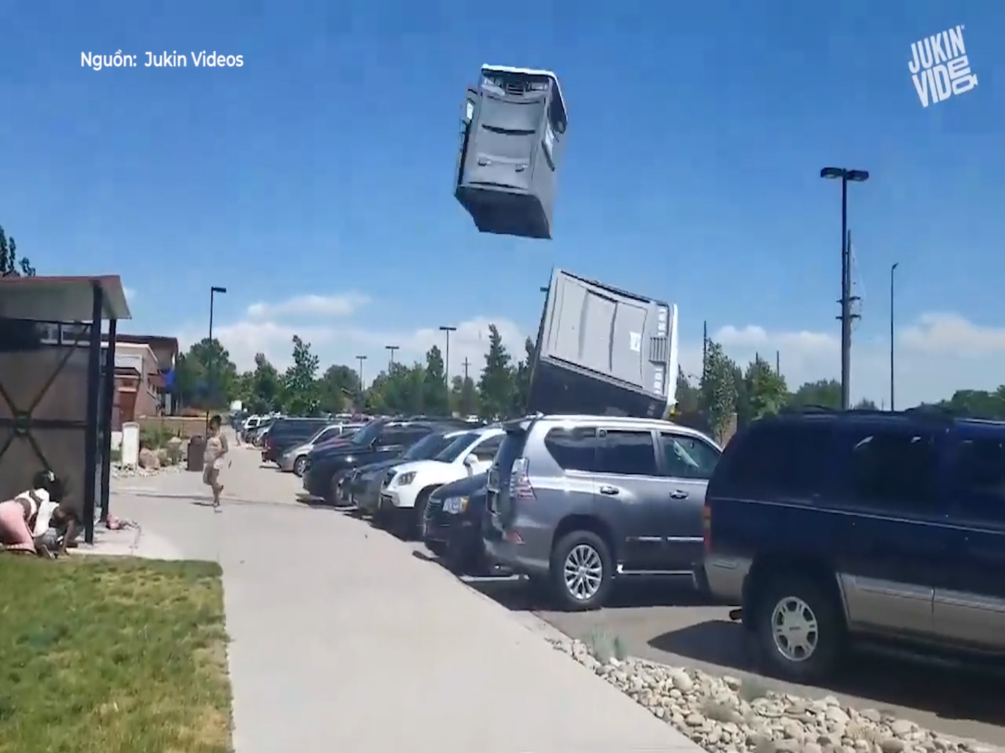 Gio loc cuon bay nha ve sinh cong cong len khong trung hinh anh