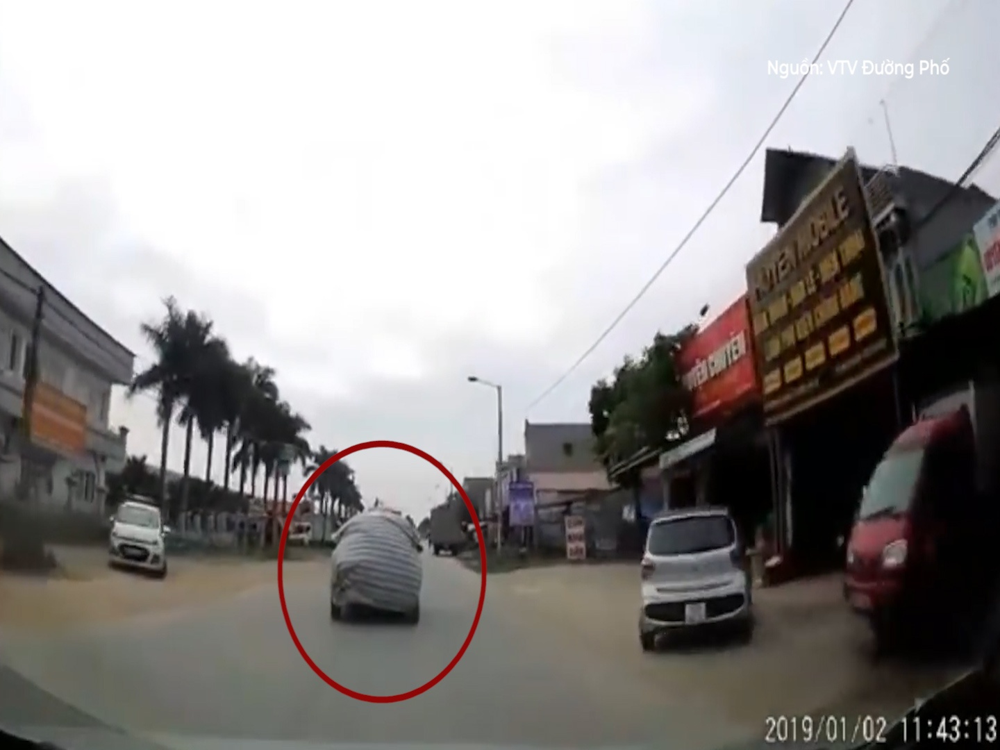 Tai xe dung men trum kin oto khi chay ngoai duong hinh anh