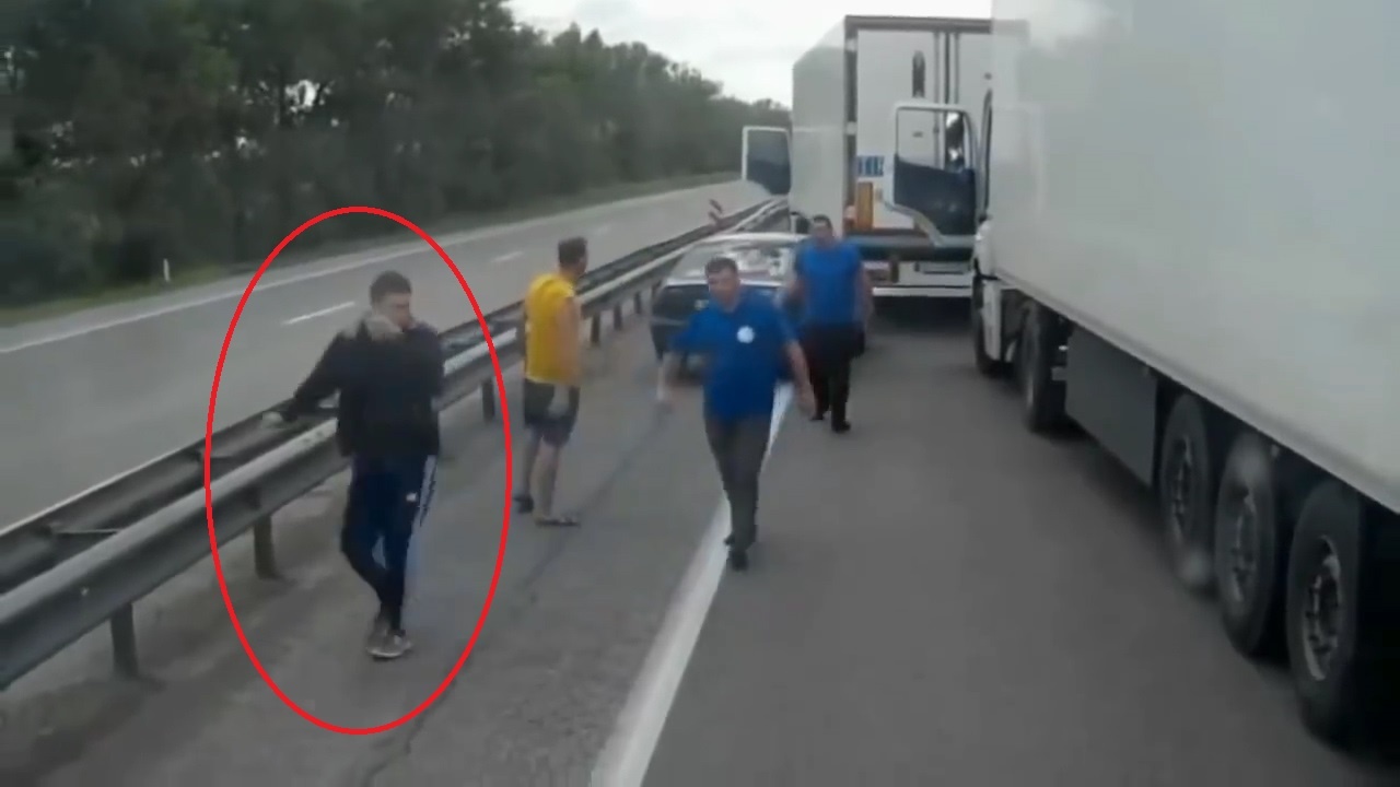 Ep xe, danh tai xe vi co tinh di cham, chan dau xe hinh anh