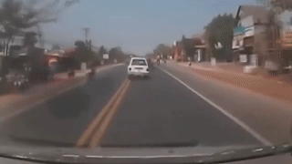 Oto be lai 'xuat than' tranh xe may qua duong gap hinh anh