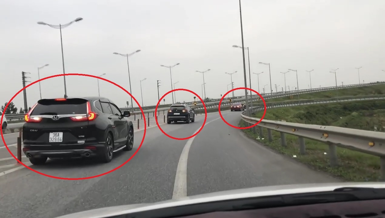 4 chiec oto noi duoi lui tap the tren duong dan cao toc hinh anh