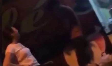 Nguoi me cam dao vua khoc vua chui mang vi con trai lua 200 trieu dong hinh anh