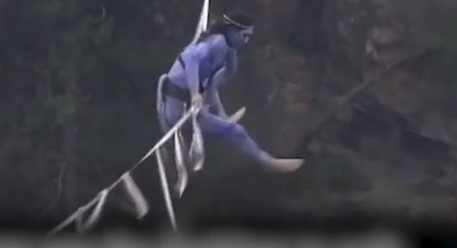 Cuoc thi 'di bo tren troi' khien nguoi xem hu via hinh anh