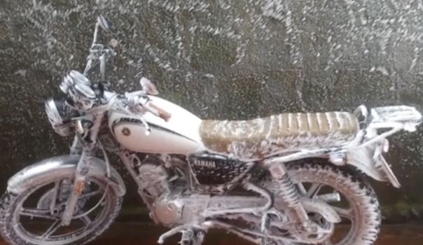 Oto, xe may dong bang trang xoa tren dinh Mau Son hinh anh