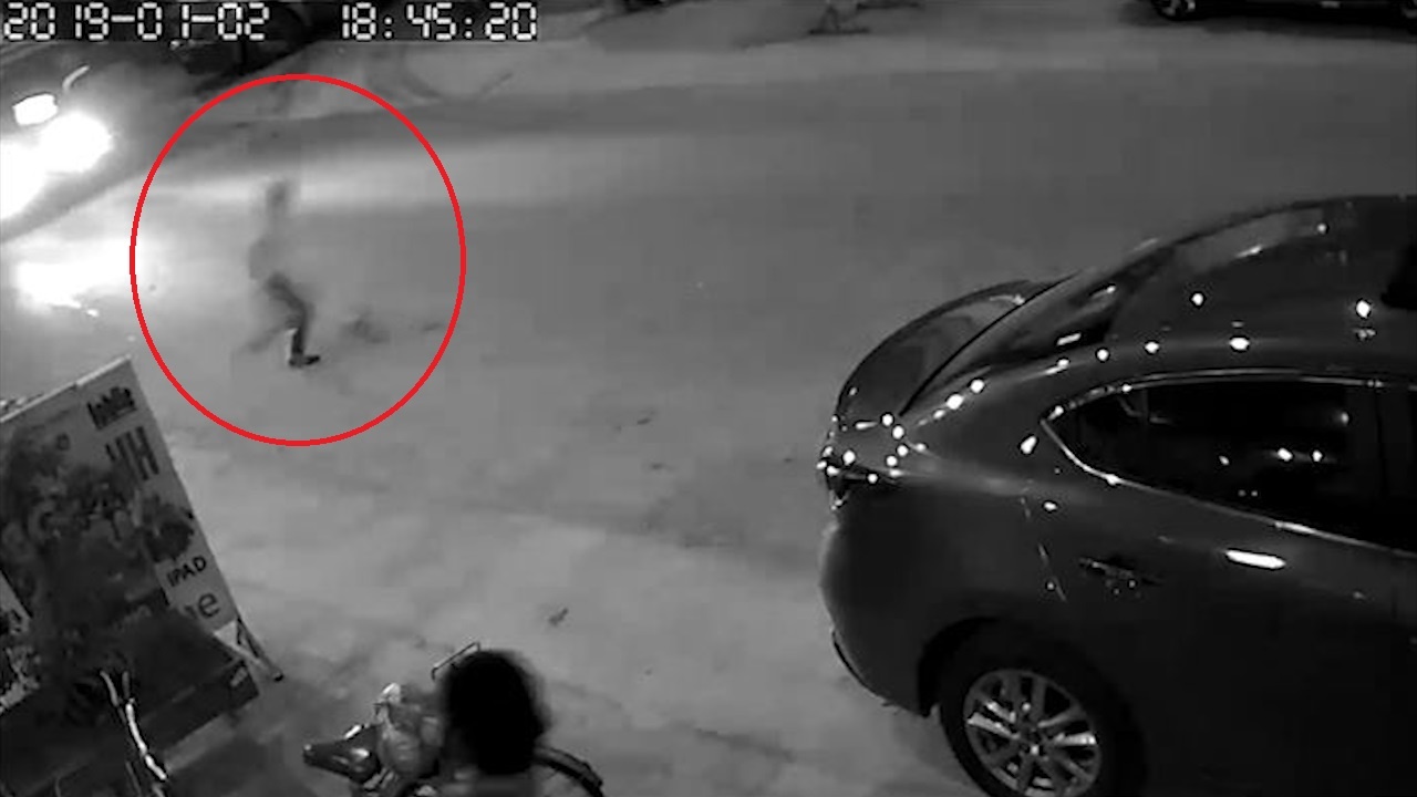 Cau be suyt bi xe buyt tong trung vi mai me duoi theo qua bong hinh anh