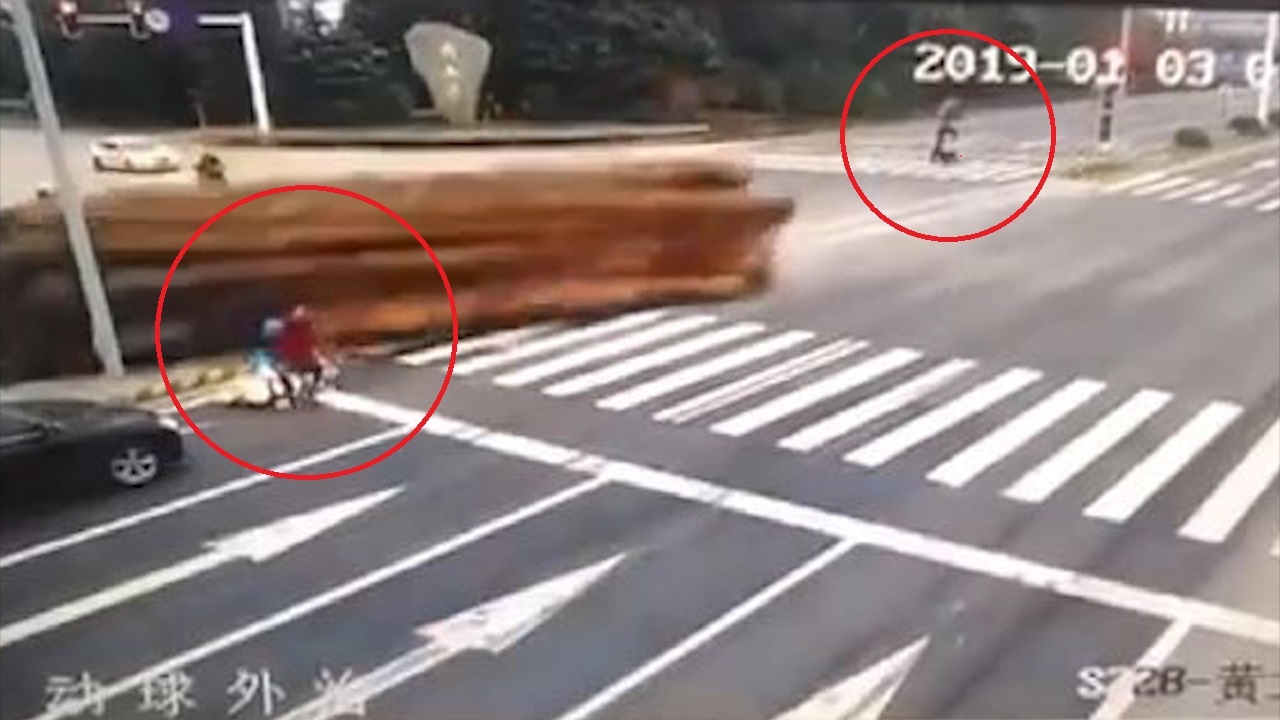 Dau keo container lat tai Trung Quoc, de 2 nguoi ngoi tren xe may hinh anh