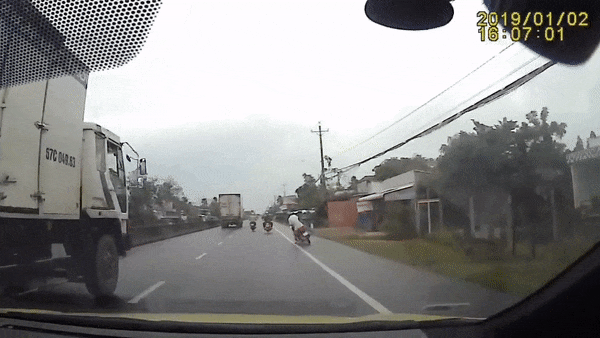 Nguoi di xe may dot nhien nga giua duong khi xe khach lao toi hinh anh