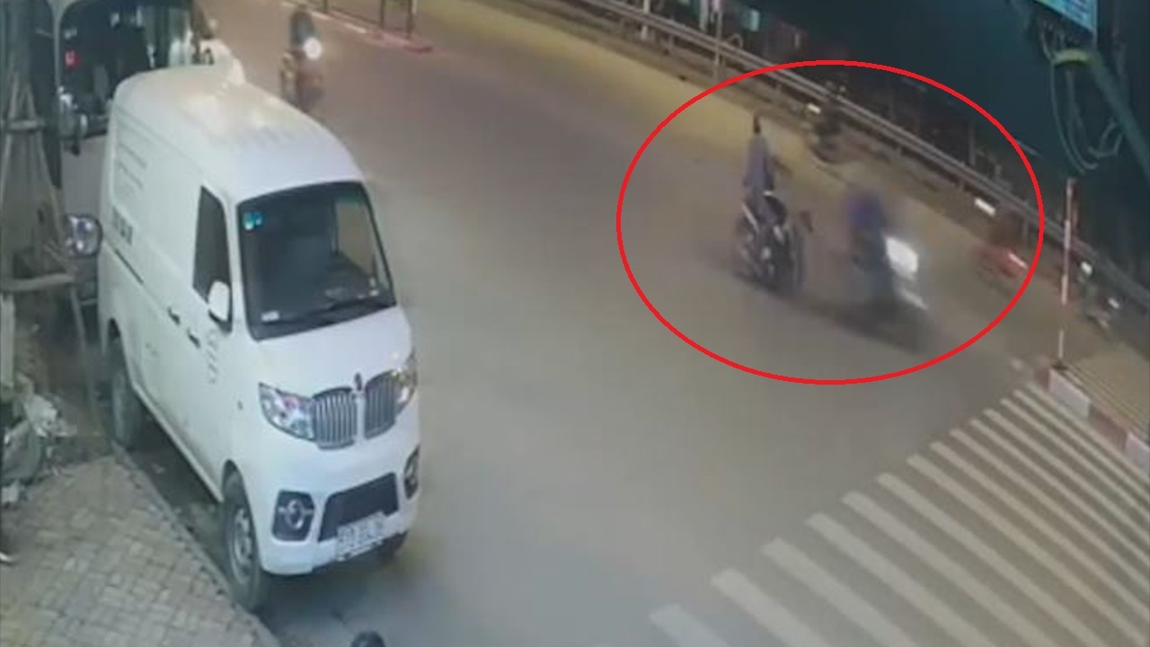 Xe may sang duong au, bi tong vang banh truoc ra ngoai hinh anh