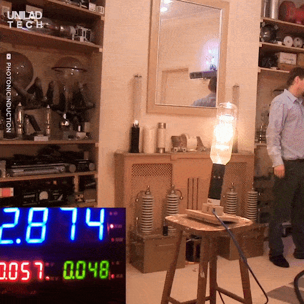 Thi nghiem bong den 20.000 W sang ruc ca mot khu pho hinh anh