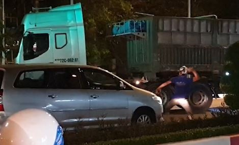 Tai xe xe tai va xe du lich lao vao nem da nhau hinh anh