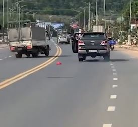 Tai xe xe ban tai nem mu bao hiem vao xe tai khi dang luu thong hinh anh