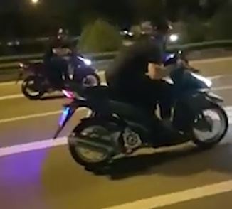 Hai thanh nien dua xe hon 100 km/h trong lan oto o TP.HCM hinh anh