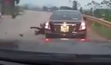 Xe may om cua, lao thang vao gam oto hinh anh