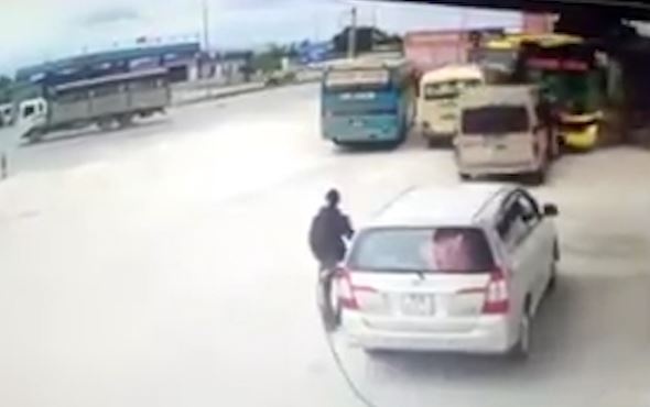 Xe khach lao thang vao quan com khi tranh xe tai sang duong hinh anh