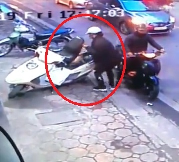 'Nu quai' pha khoa cop xe, trom do nhanh nhu chop o Ha Noi hinh anh