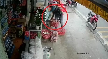 Thanh nien trom nguyen gio trung vit truoc cua hang hinh anh