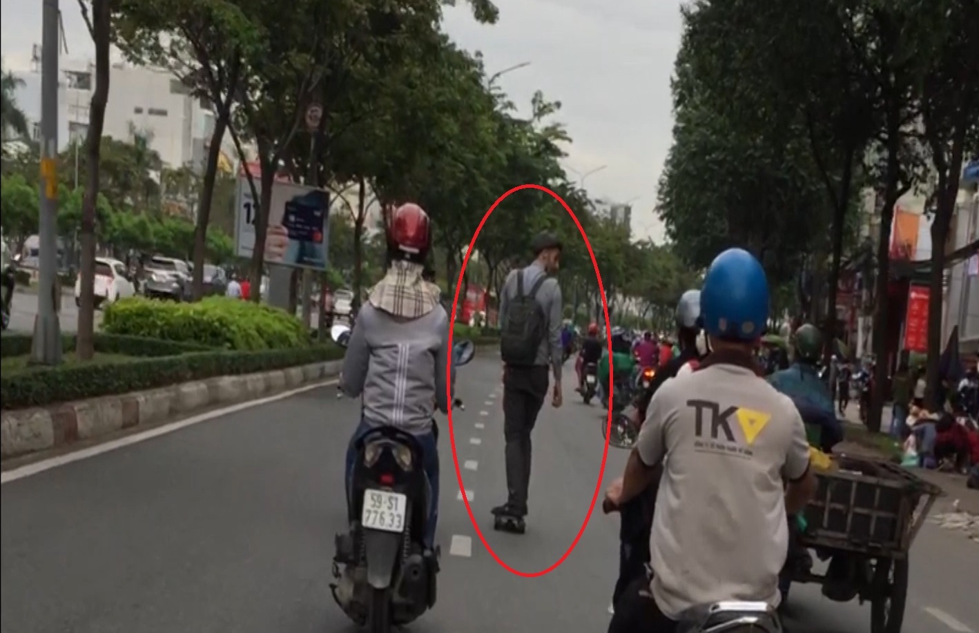 Thanh nien ngoai quoc truot van, du bam xe may giua duong pho TP.HCM hinh anh